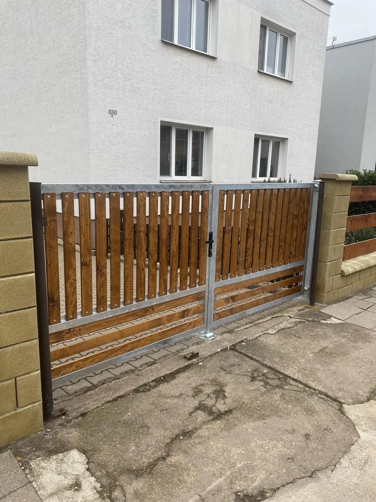 Křídlová brána s dřevěnou výplní, Hradec Králové — foto 1, Hradec Králové