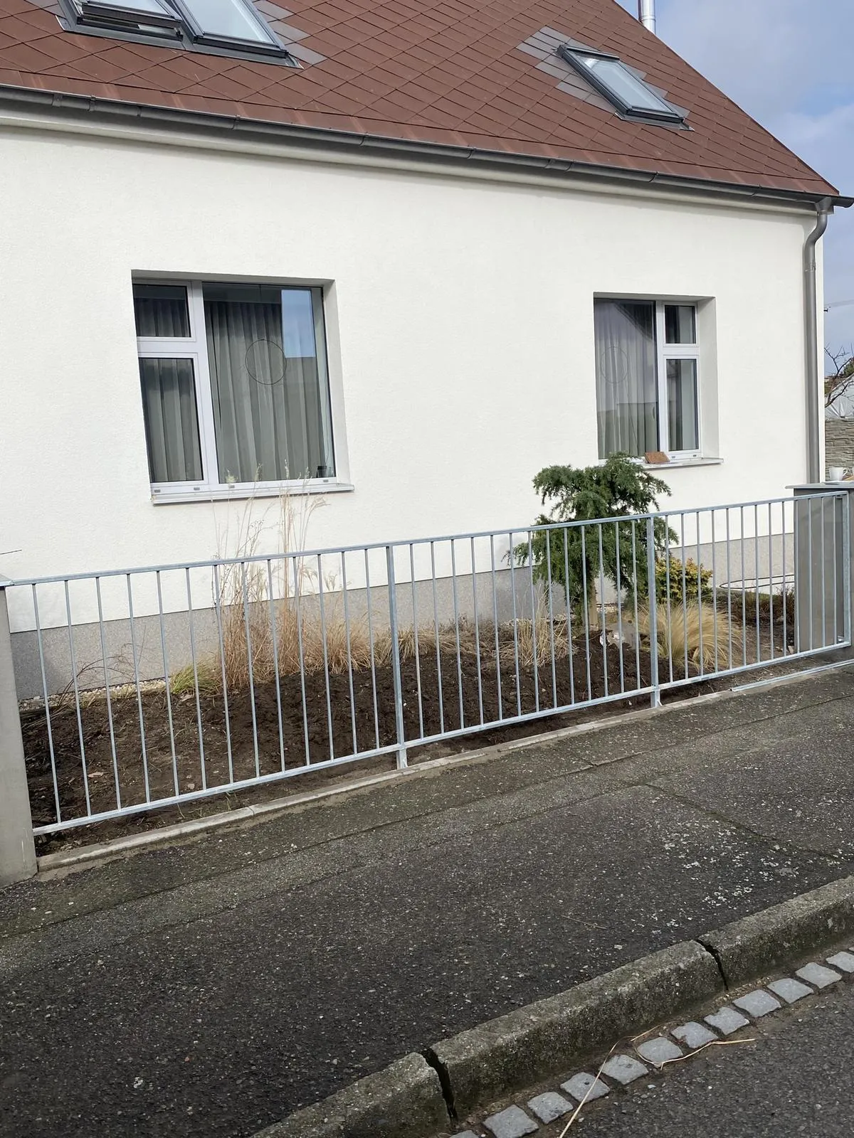 Posuvná a samonosná brána s brankou a oplocením, Hradec Králové — foto 3, Hradec Králové
