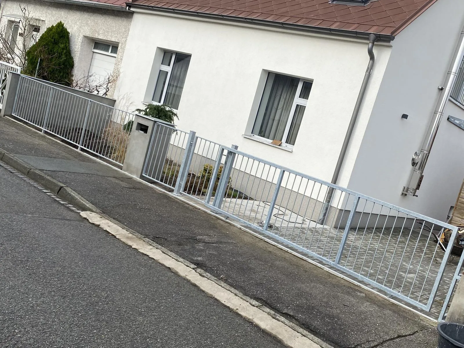 Posuvná a samonosná brána s brankou a oplocením, Hradec Králové — foto 4, Hradec Králové
