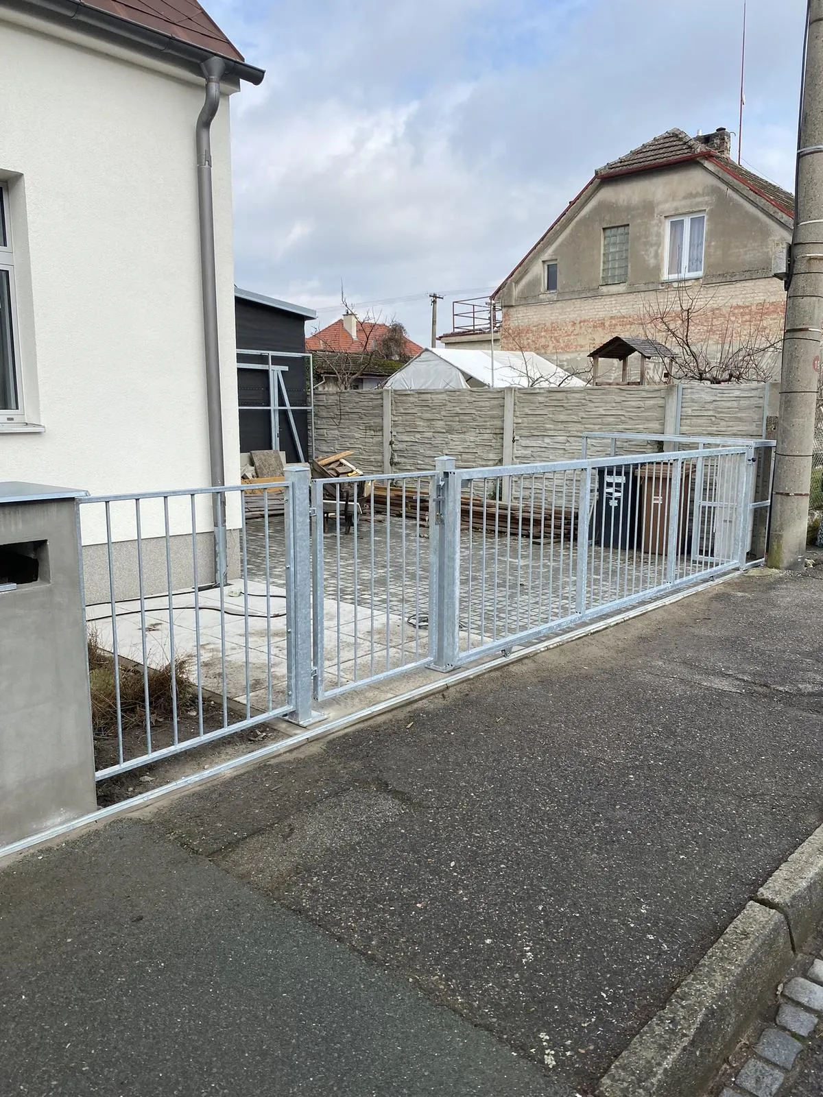 Posuvná a samonosná brána s brankou a oplocením, Hradec Králové — foto 5, Hradec Králové