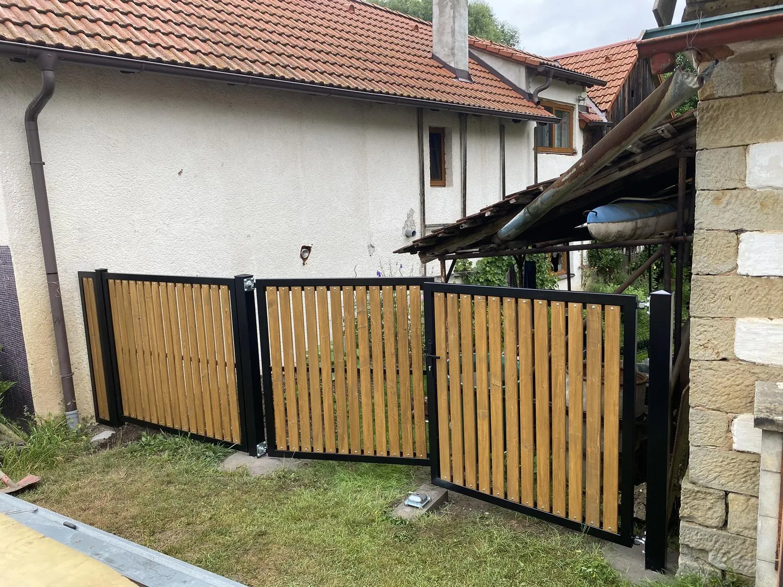 Křídlová brána s dřevěnou výplní a oplocením, Velichovky — Brány, Velichovky