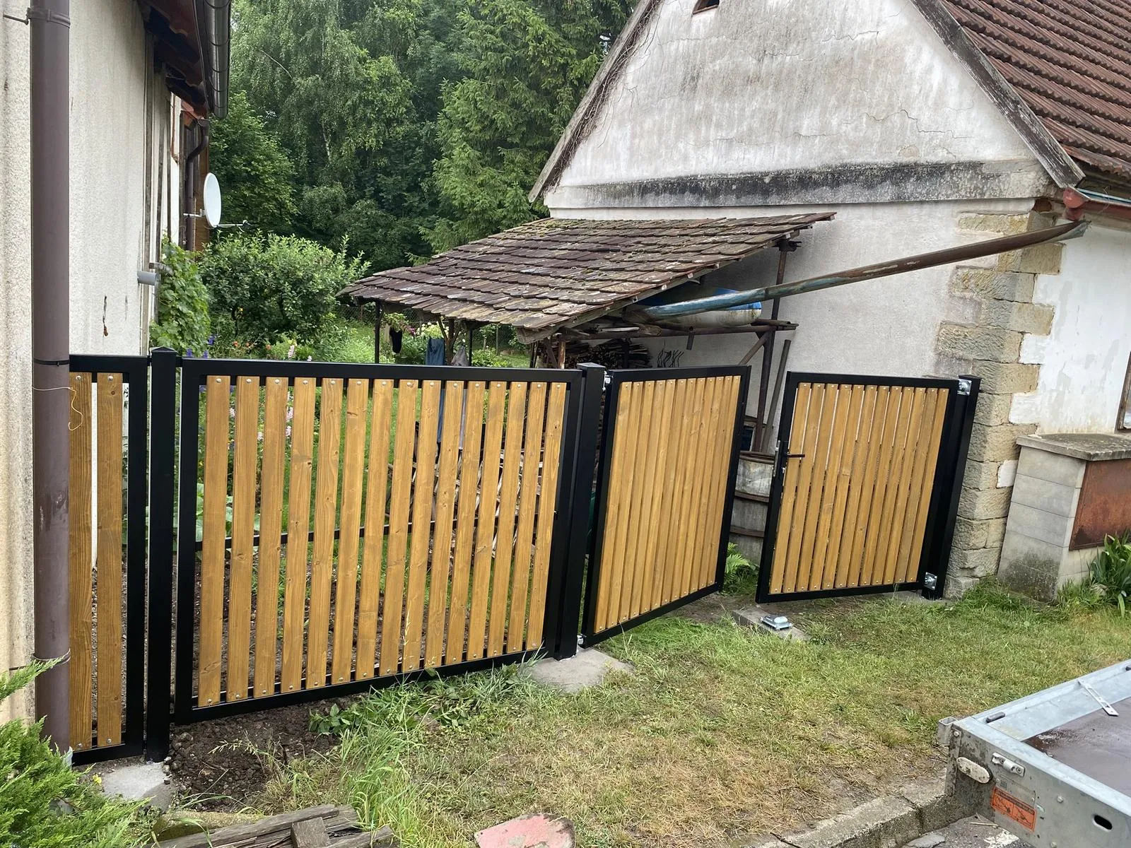 Křídlová brána s dřevěnou výplní a oplocením, Velichovky — foto 1, Velichovky