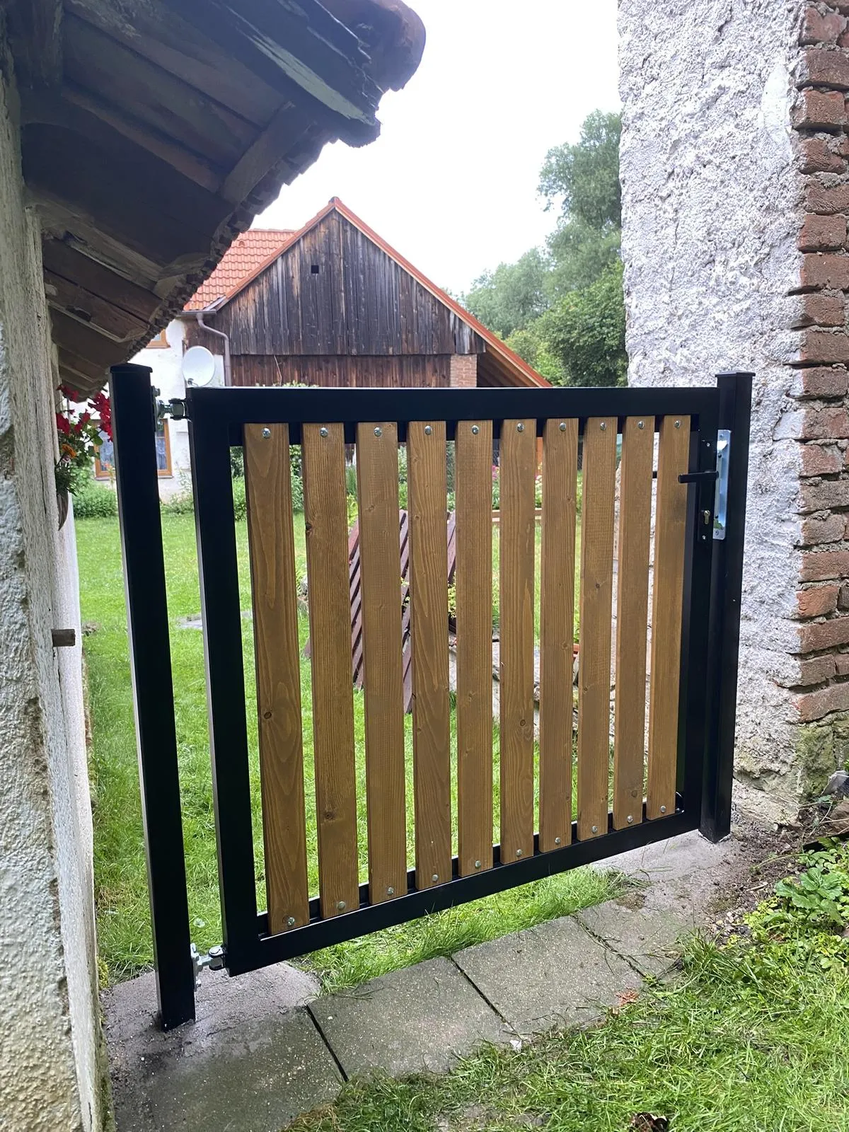 Křídlová brána s dřevěnou výplní a oplocením, Velichovky — foto 2, Velichovky