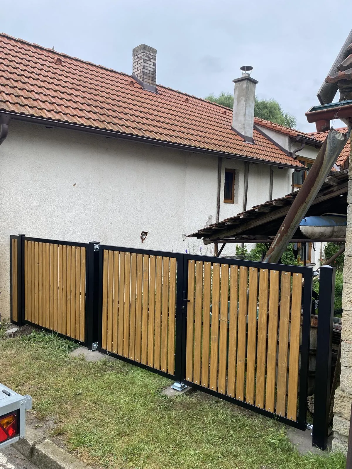 Křídlová brána s dřevěnou výplní a oplocením, Velichovky — foto 3, Velichovky