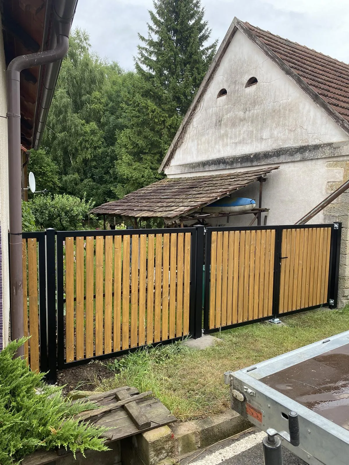 Křídlová brána s dřevěnou výplní a oplocením, Velichovky — foto 4, Velichovky