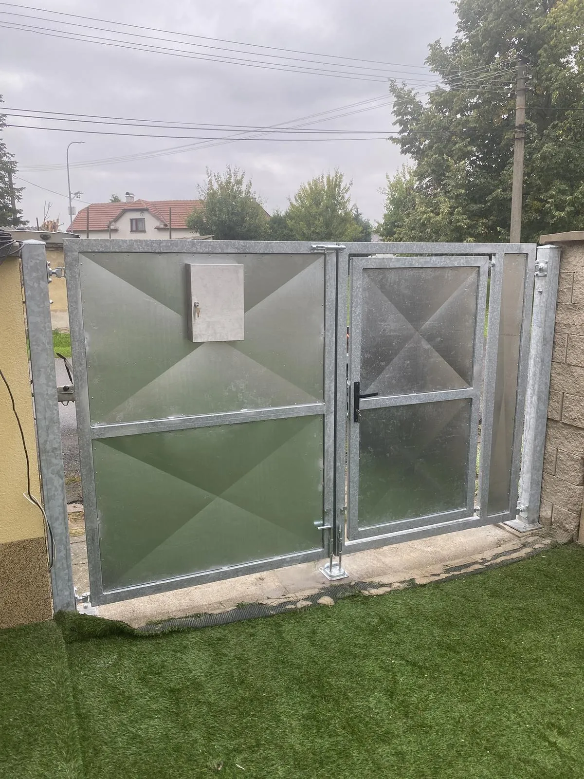 Křídlová brána s integrovanou brankou, Vysoká Libeň — Brány, Vysoká Libeň