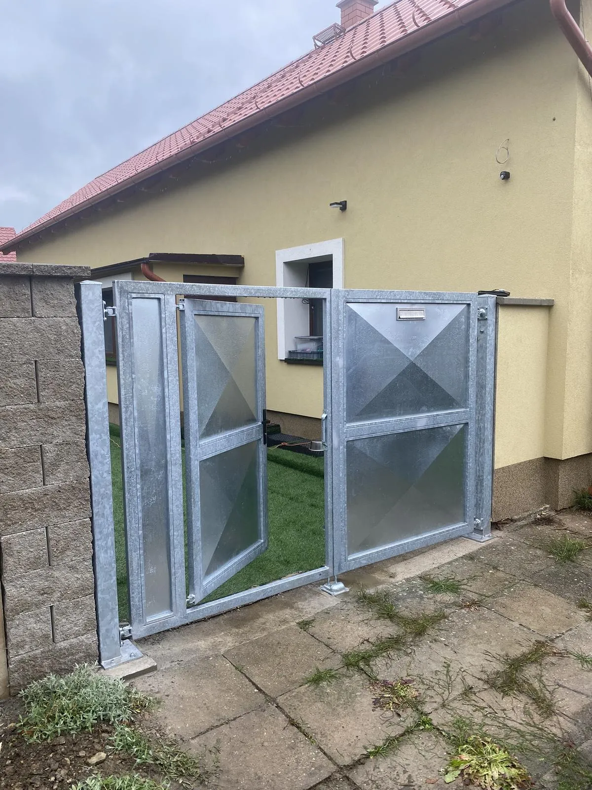 Křídlová brána s integrovanou brankou, Vysoká Libeň — foto 1, Vysoká Libeň
