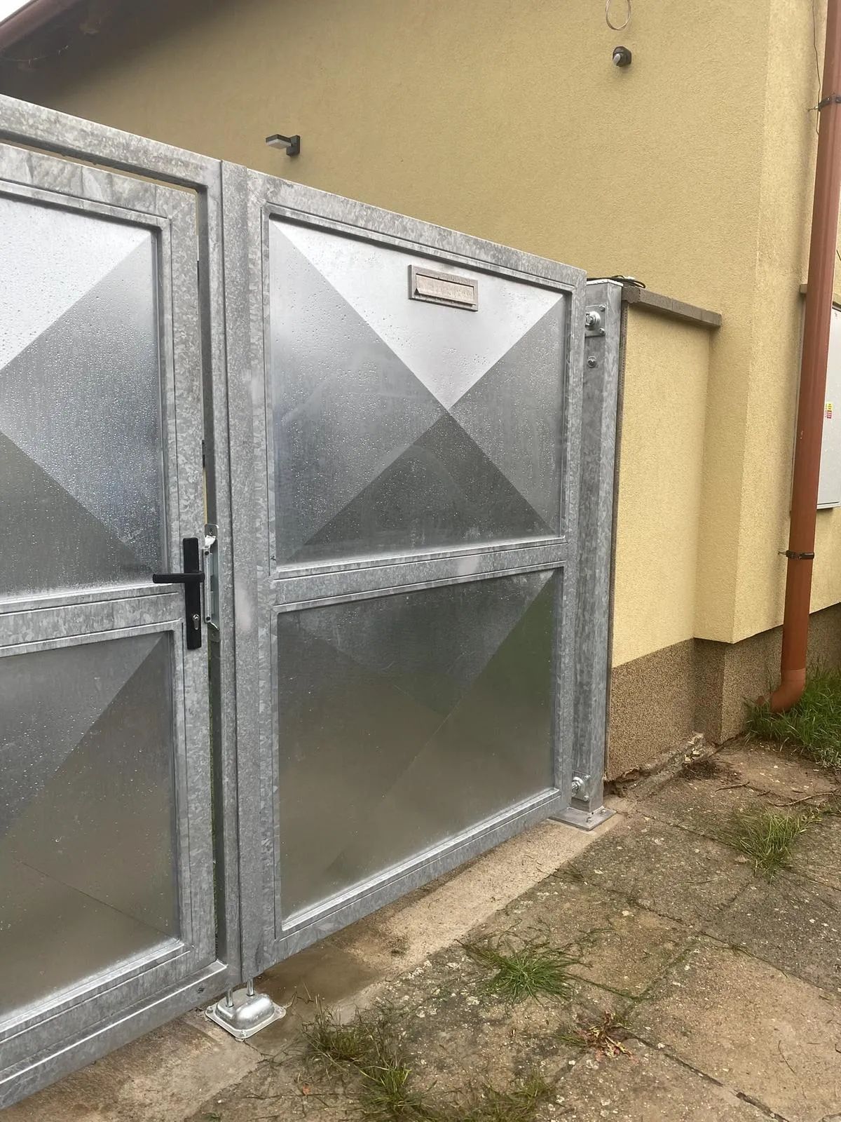 Křídlová brána s integrovanou brankou, Vysoká Libeň — foto 2, Vysoká Libeň