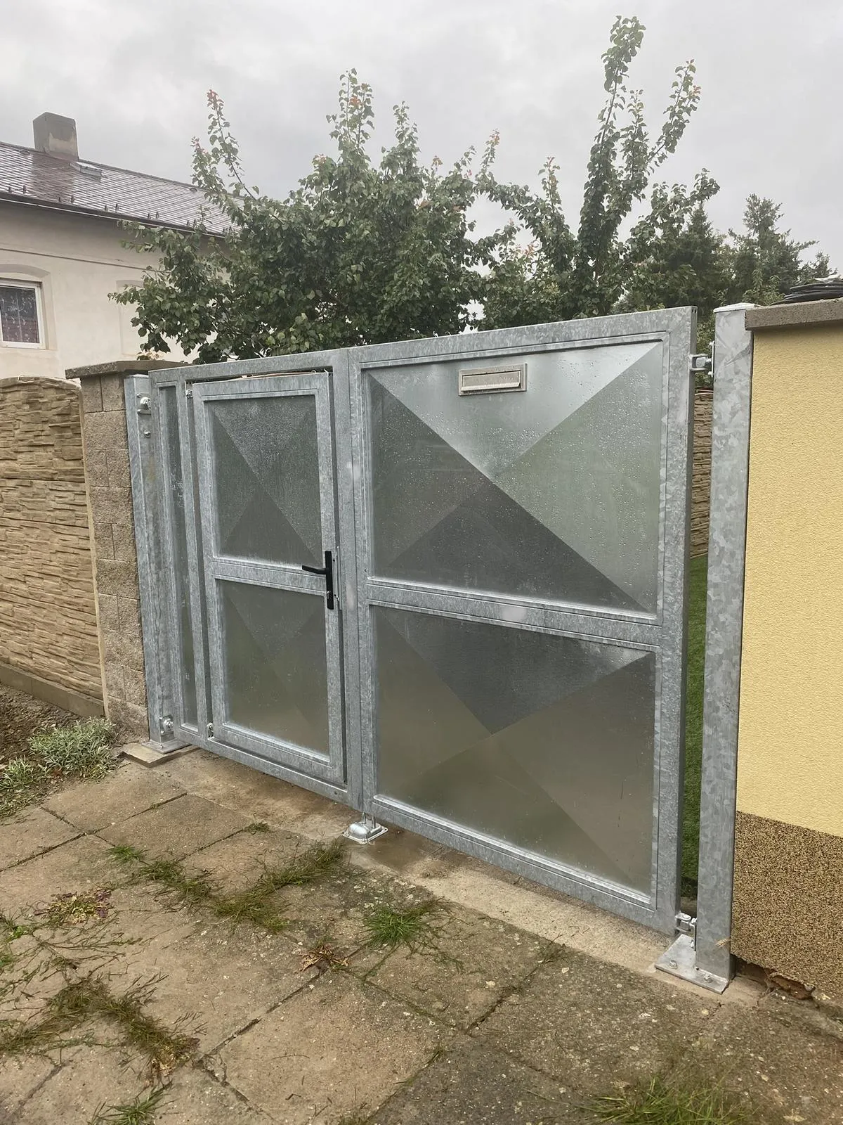 Křídlová brána s integrovanou brankou, Vysoká Libeň — foto 3, Vysoká Libeň