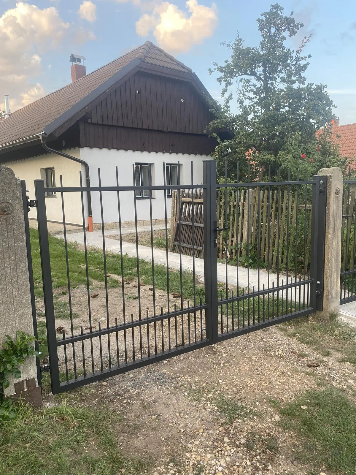 Křídlová brána a branka v kovaném stylu, Zdechovice — Brány, Zdechovice