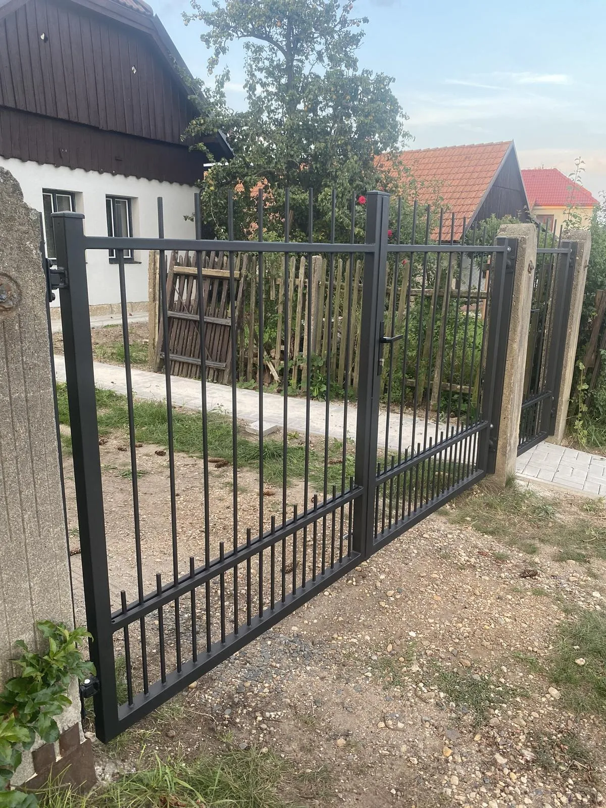 Křídlová brána a branka v kovaném stylu, Zdechovice — foto 2, Zdechovice