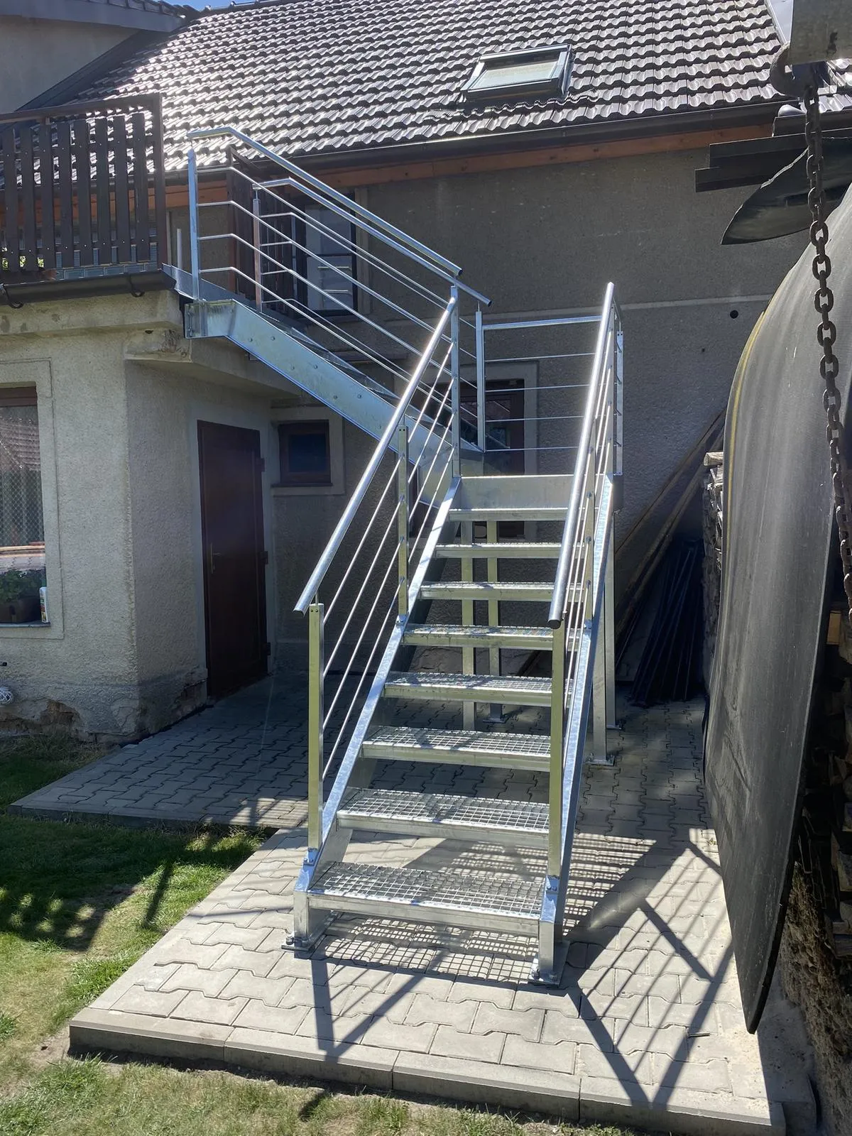 Lomené venkovní schodiště, Býšť — foto 1, Býšť