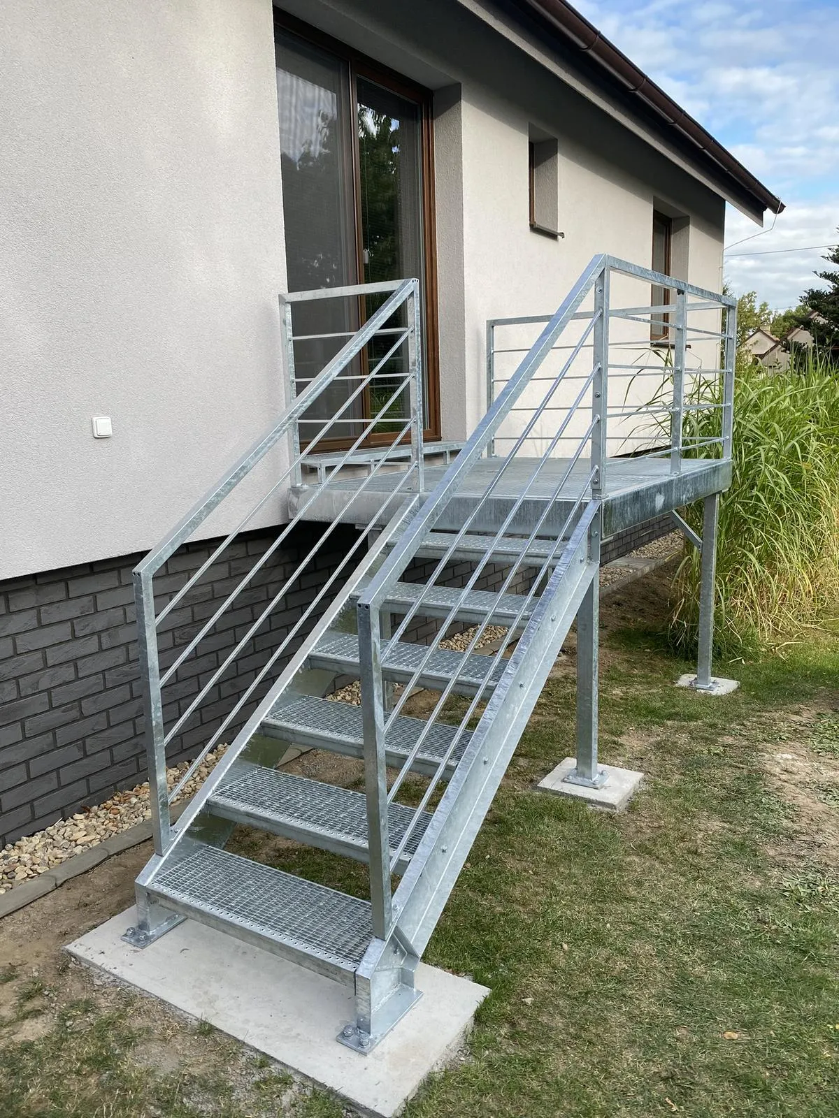 Venkovní ocelové schodiště s větší podestou, Chrudim — Schodiště, Chrudim
