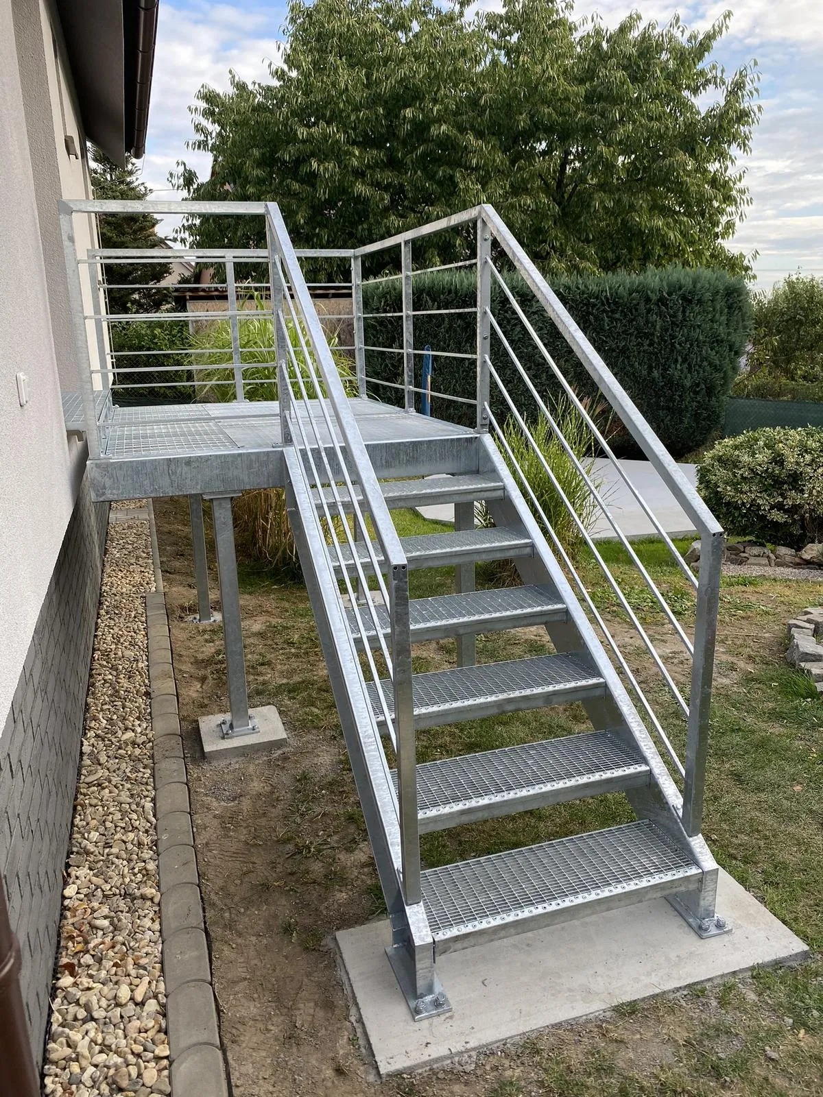 Venkovní ocelové schodiště s větší podestou, Chrudim — foto 1, Chrudim
