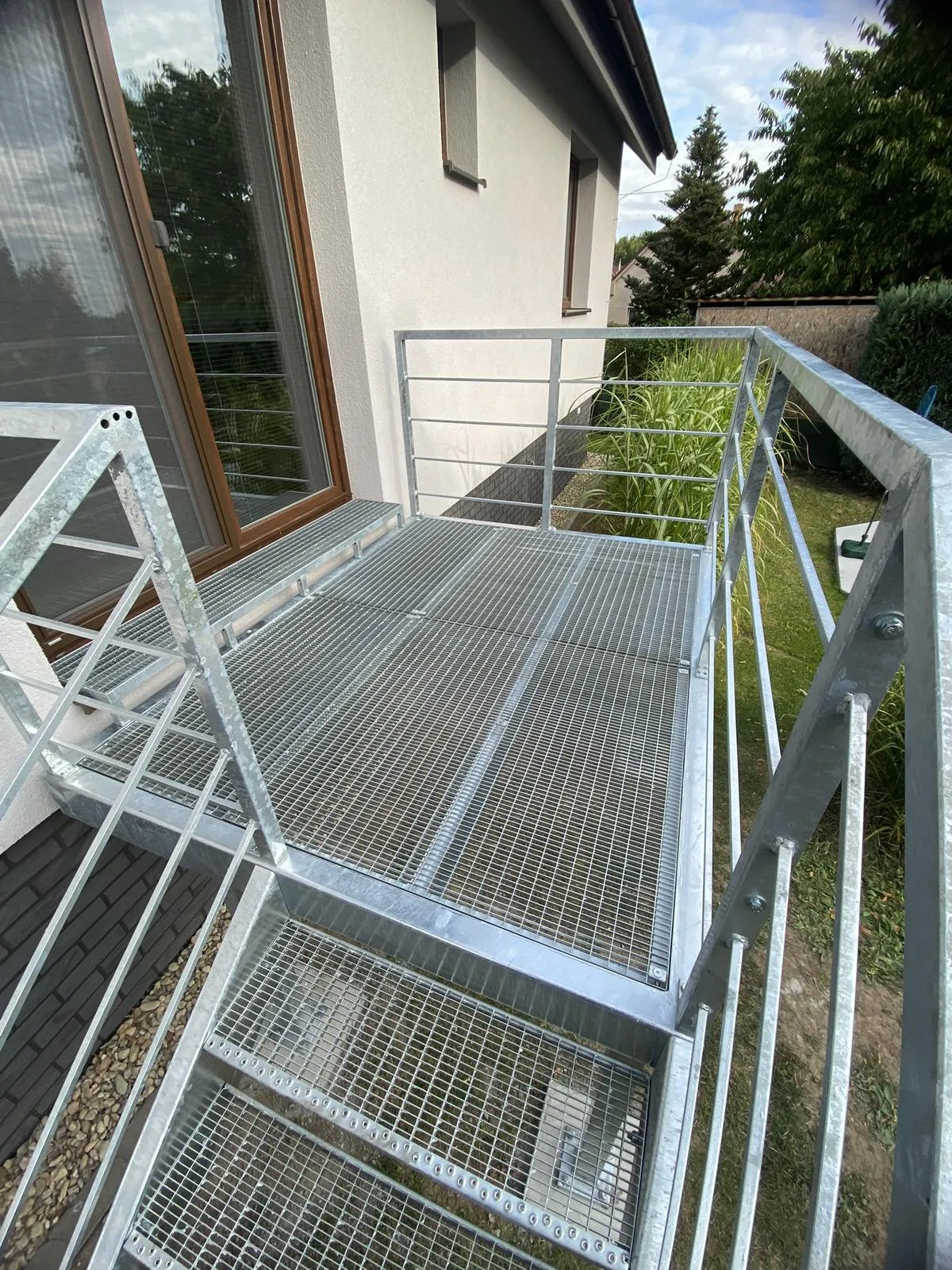 Venkovní ocelové schodiště s větší podestou, Chrudim — foto 2, Chrudim