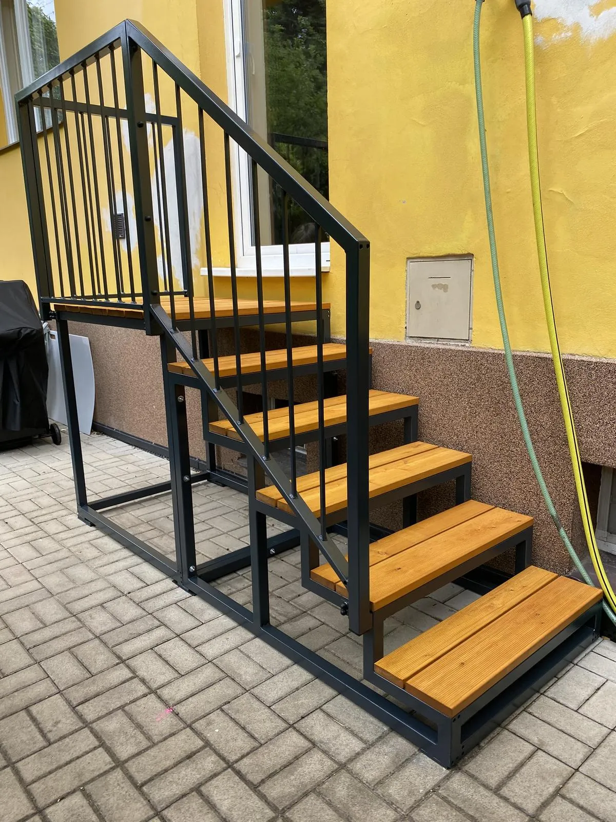 Samonosné ocelové schodiště s podestou, Praha 6 — Schodiště, Praha 6