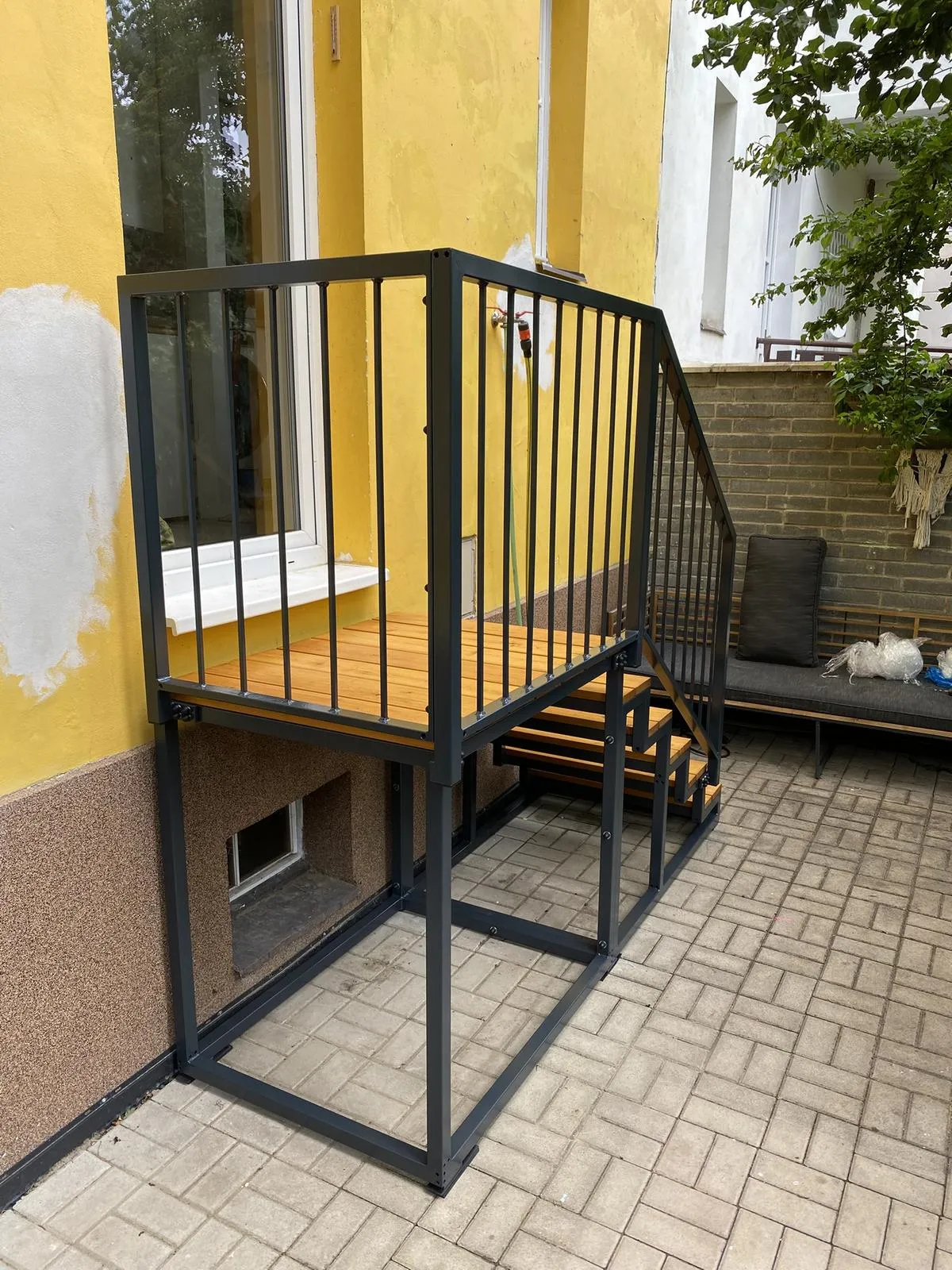 Samonosné ocelové schodiště s podestou, Praha 6 — foto 1, Praha 6