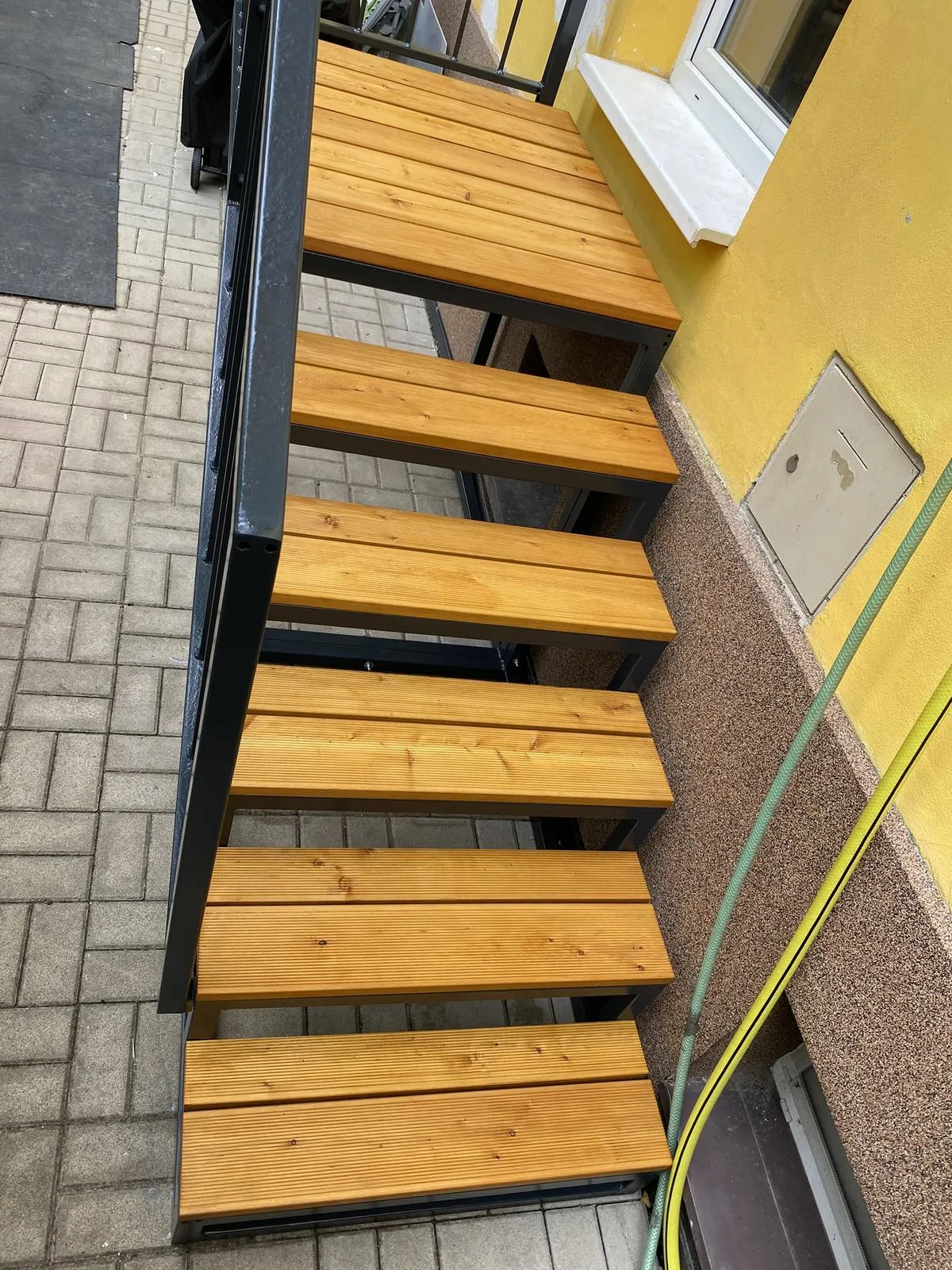 Samonosné ocelové schodiště s podestou, Praha 6 — foto 2, Praha 6