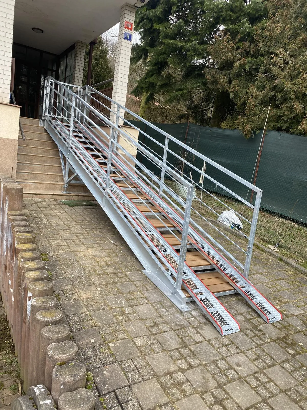 Rampové ocelové schodiště se sklápěcími nájezdy, Praha-Barrandov — foto 2, Praha-Barrandov
