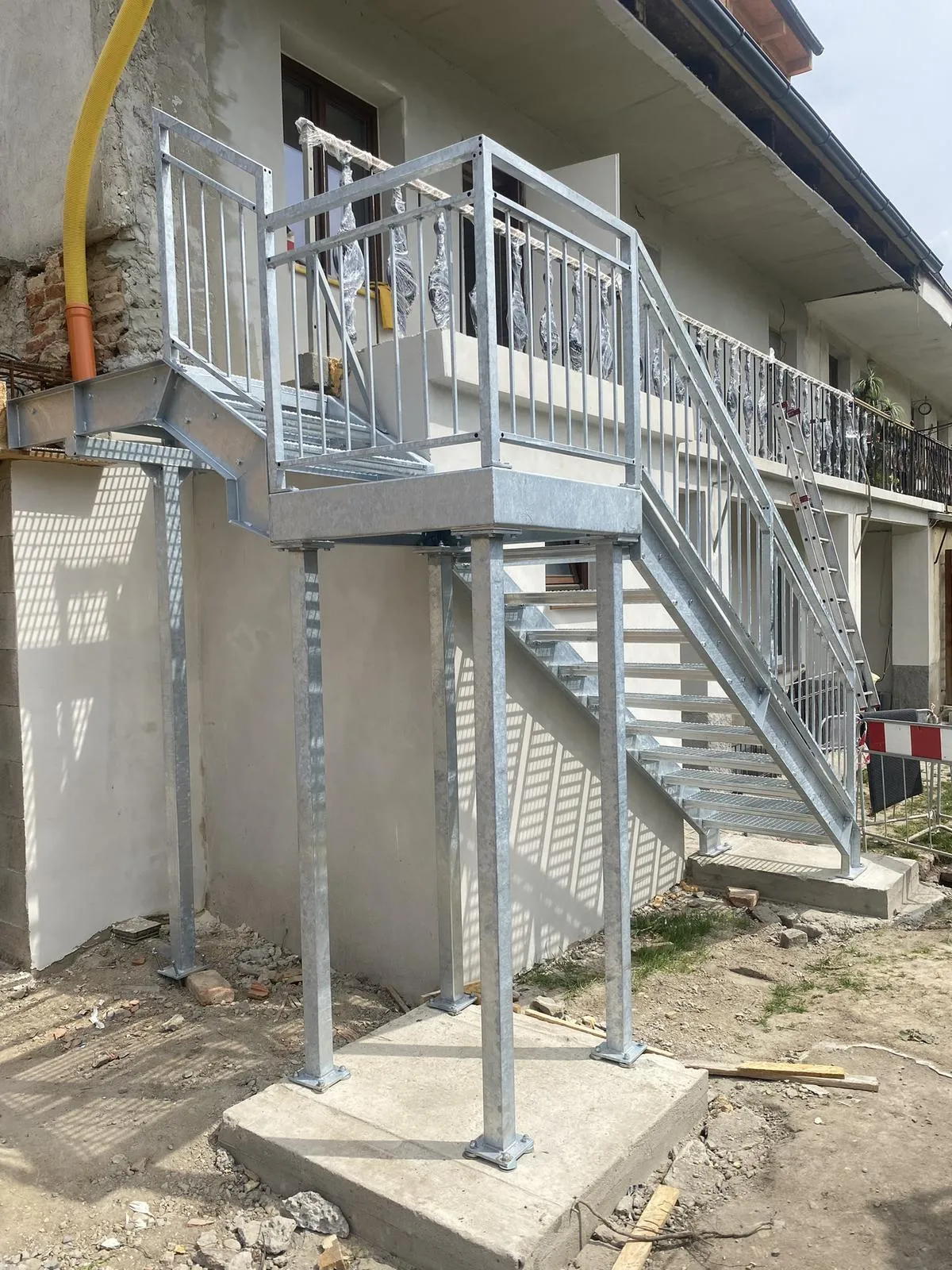 Lomené ocelové schodiště s podestami, Praha-Lysolaje — Schodiště, Praha-Lysolaje