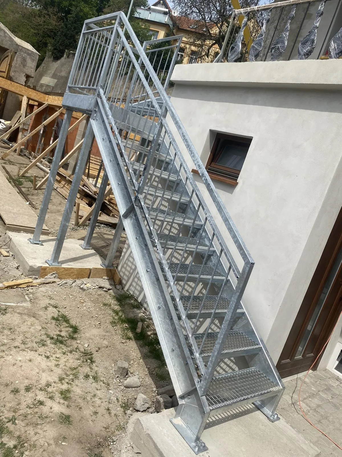 Lomené ocelové schodiště s podestami, Praha-Lysolaje — foto 1, Praha-Lysolaje