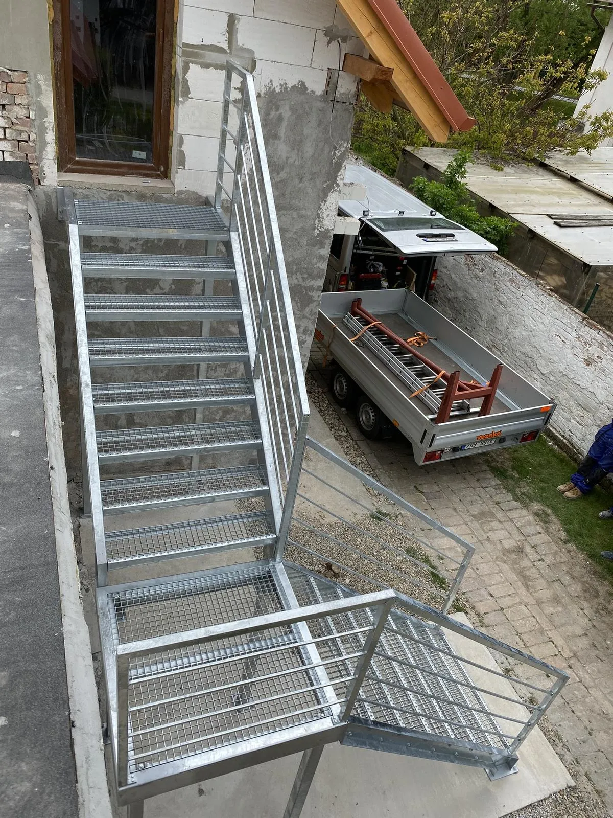 Lomené ocelové schodiště, Vysoká Libeň — foto 1, Vysoká Libeň