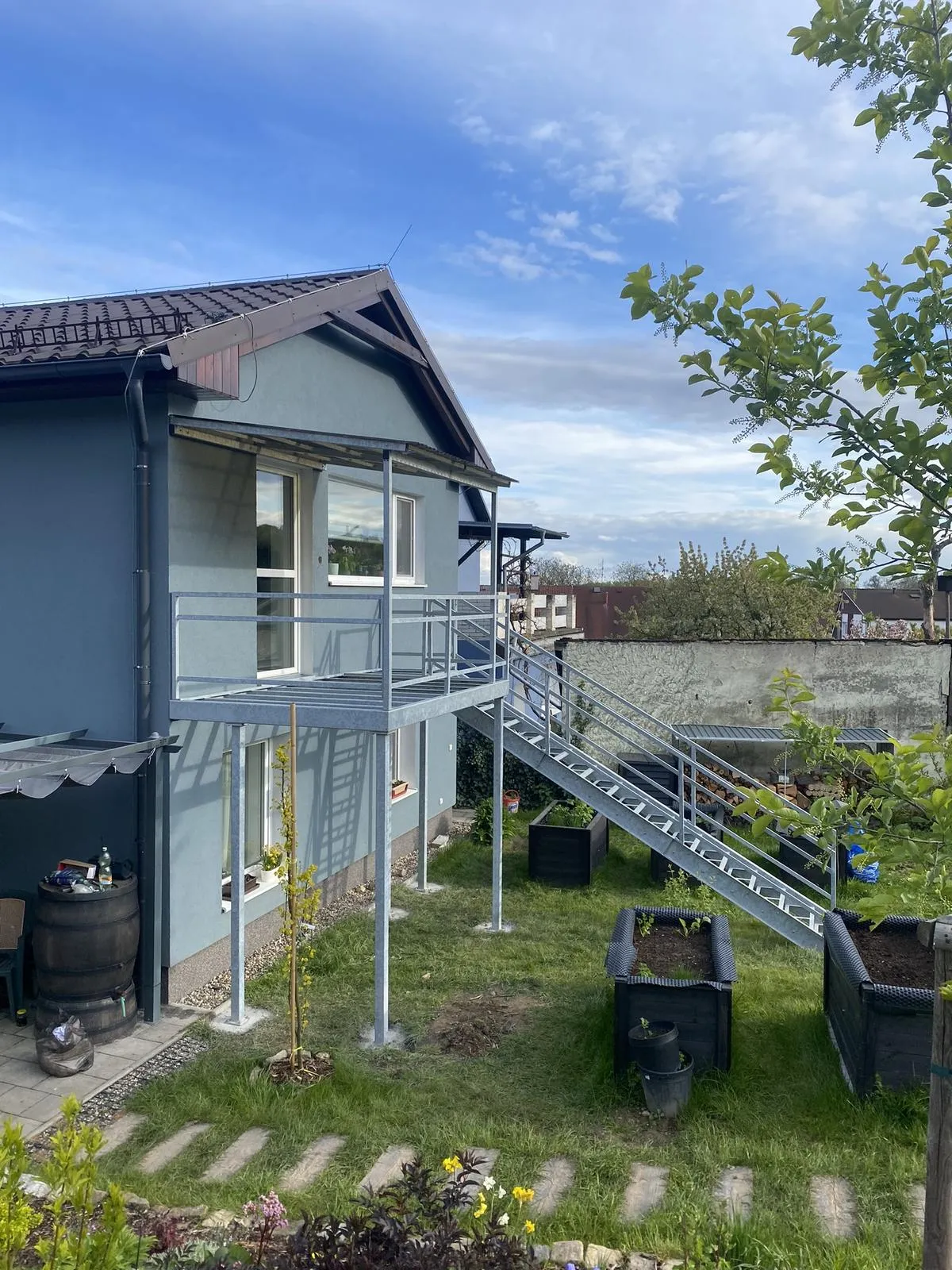 Ocelová terasa se schodištěm a zastřešením, Chomutov — foto 1, Chomutov