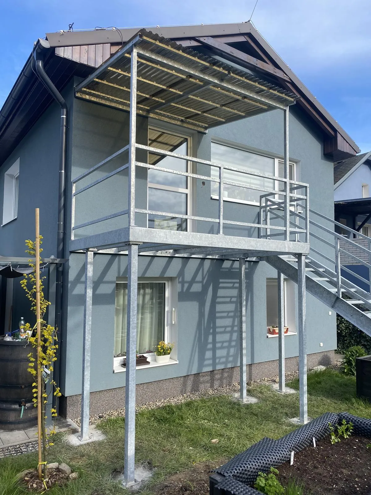 Ocelová terasa se schodištěm a zastřešením, Chomutov — foto 2, Chomutov