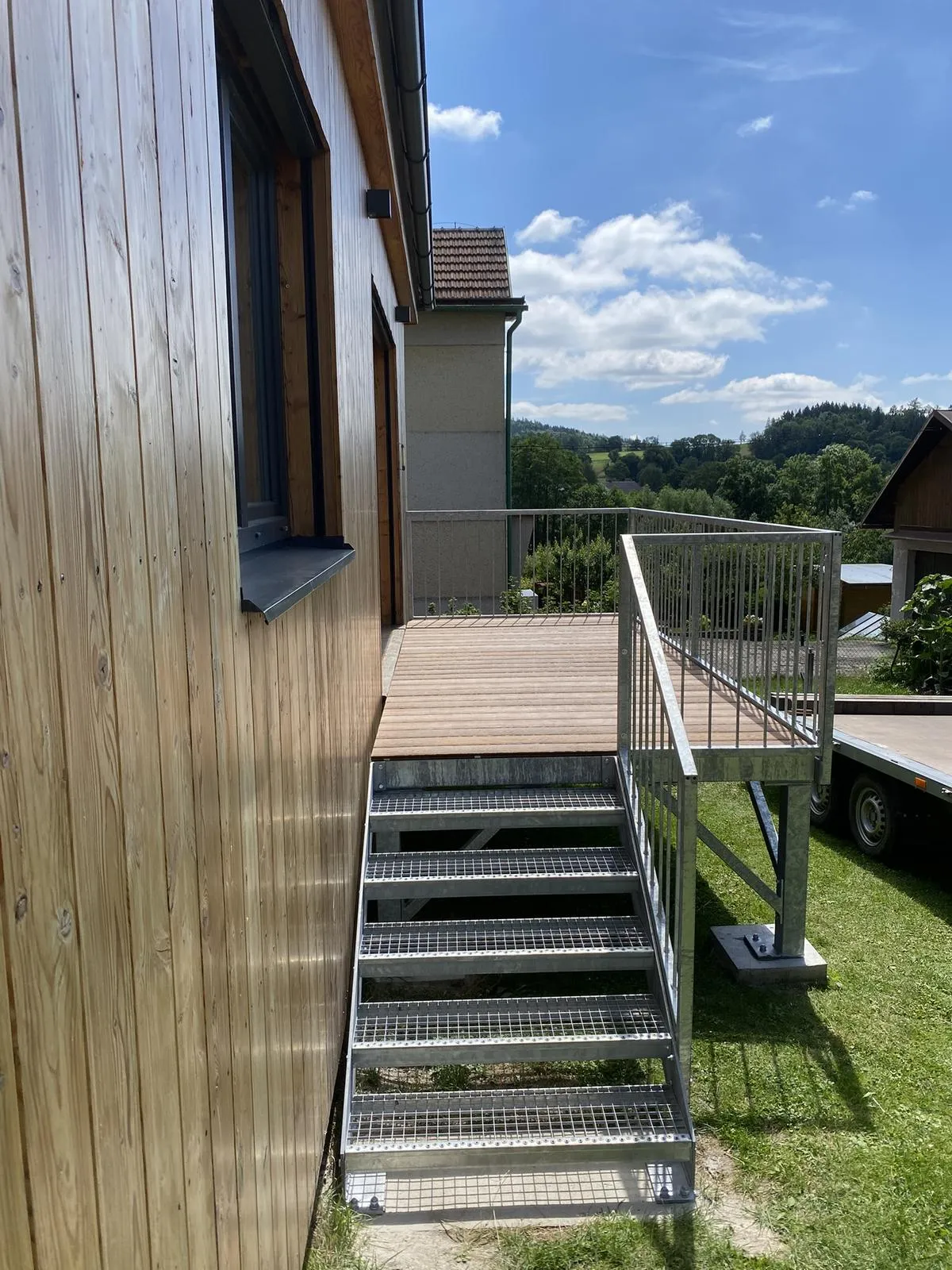 Ocelová terasa se schodištěm a WPC podlahou, Dobruška — foto 1, Dobruška