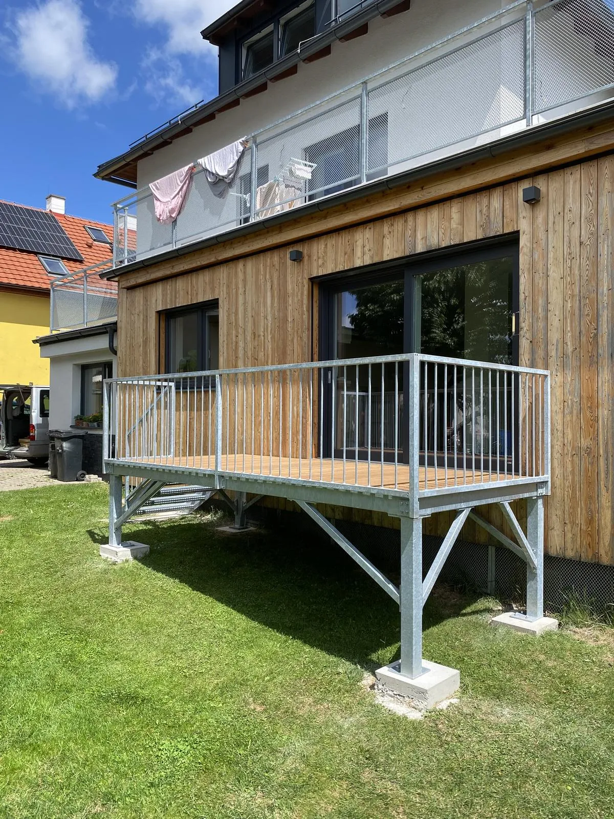 Ocelová terasa se schodištěm a WPC podlahou, Dobruška — foto 2, Dobruška