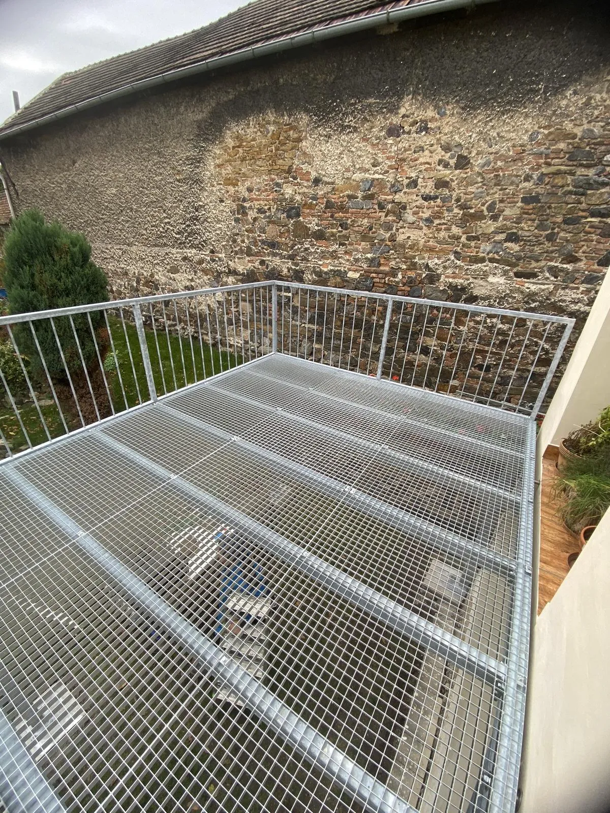 Ocelová terasa s pororoštovou podlahou, Praha — foto 1, Praha
