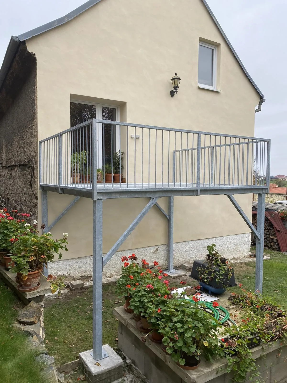 Ocelová terasa s pororoštovou podlahou, Praha — foto 3, Praha