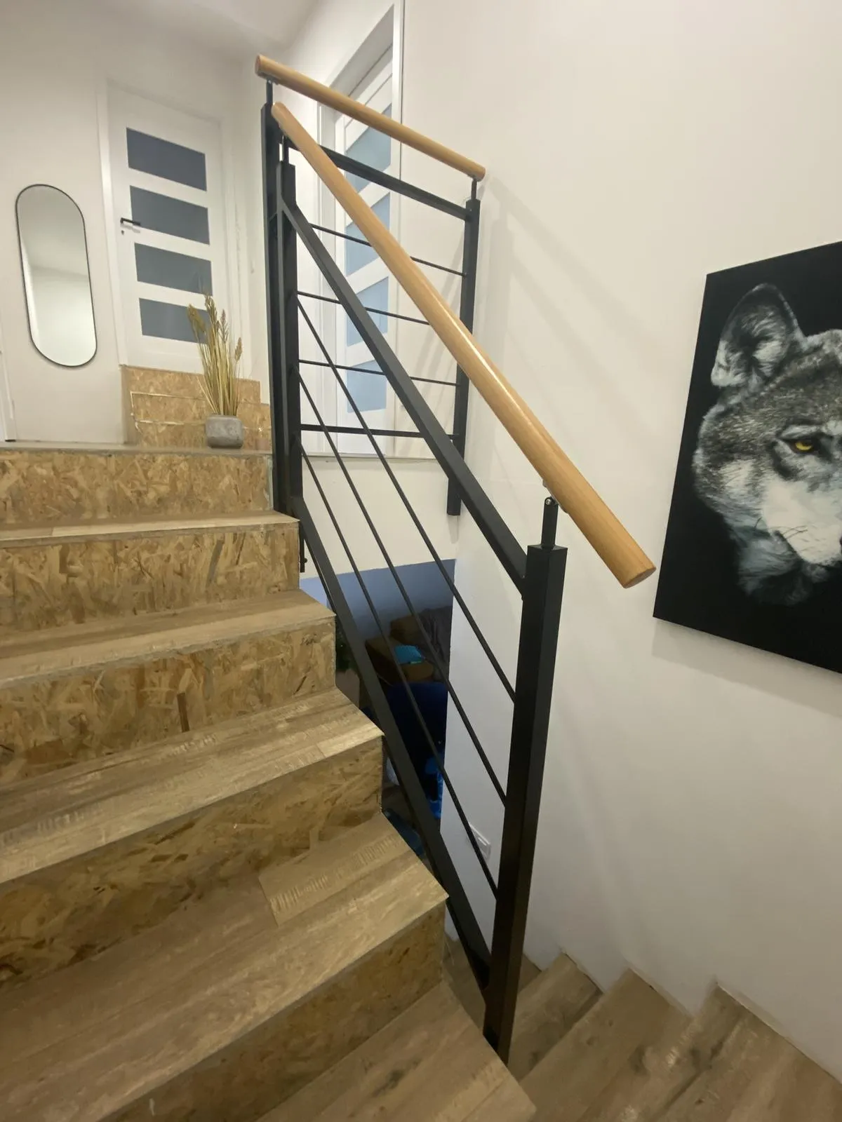 Interiérové ocelové zábradlí s dubovým madlem, Nový Bydžov — Zábradlí, Nový Bydžov