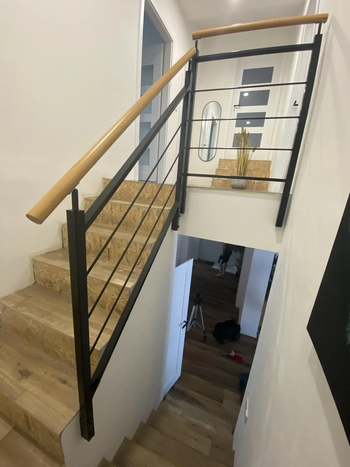 Interiérové ocelové zábradlí s dubovým madlem, Nový Bydžov — foto 1, Nový Bydžov