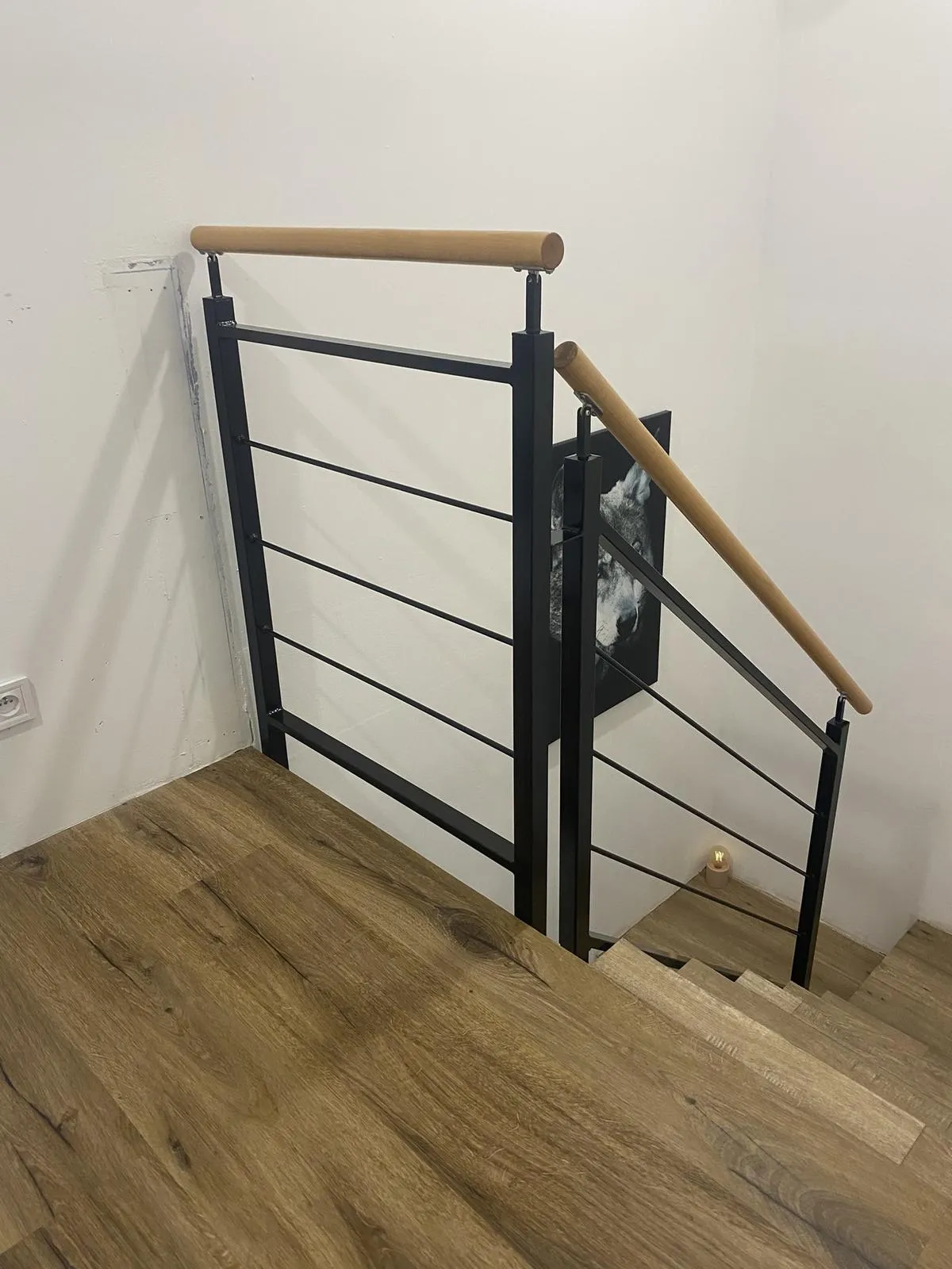 Interiérové ocelové zábradlí s dubovým madlem, Nový Bydžov — foto 2, Nový Bydžov
