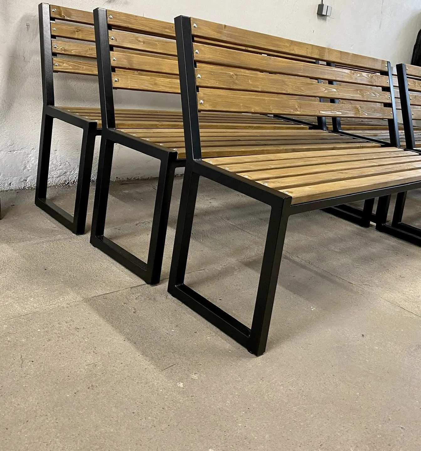 Zakázkový zahradní nábytek – ocelové lavičky a stoly — foto 3, Královéhradecký kraj